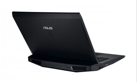Asus G73JH: Hinten gut zu sehen sind die beiden L&uuml;fter&ouml;ffnungen. Hier wird die warme Luft nach au&szlig;en gef&uuml;hrt.